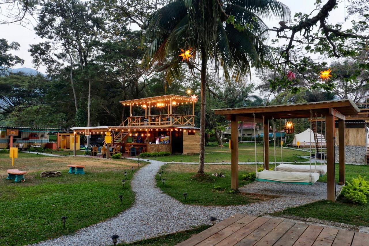 Sunset Hut Hostel Омоа Екстер'єр фото